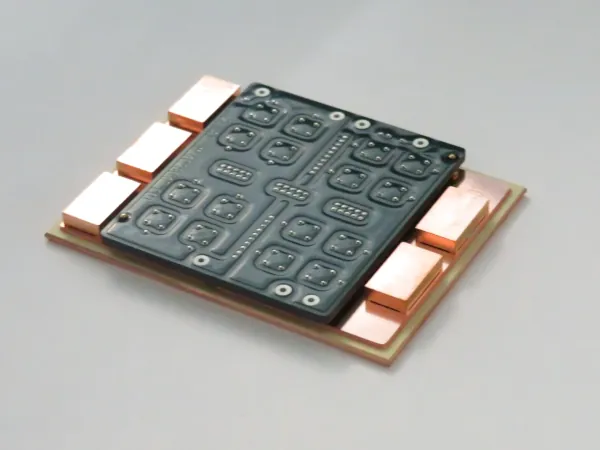  Un paquete con una estructura de cableado 3D. La parte negra es la placa de circuito impreso.